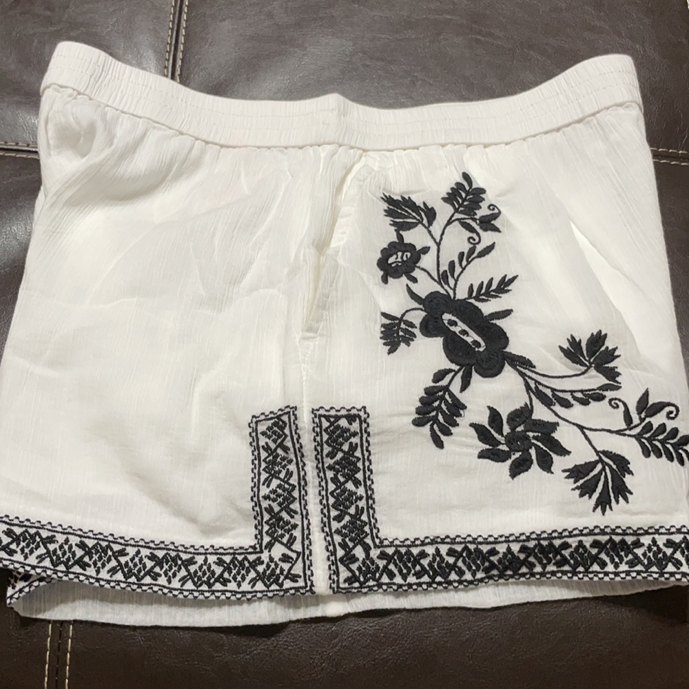 White and black floral embroidered gauze shorts - Picture 9 of 15